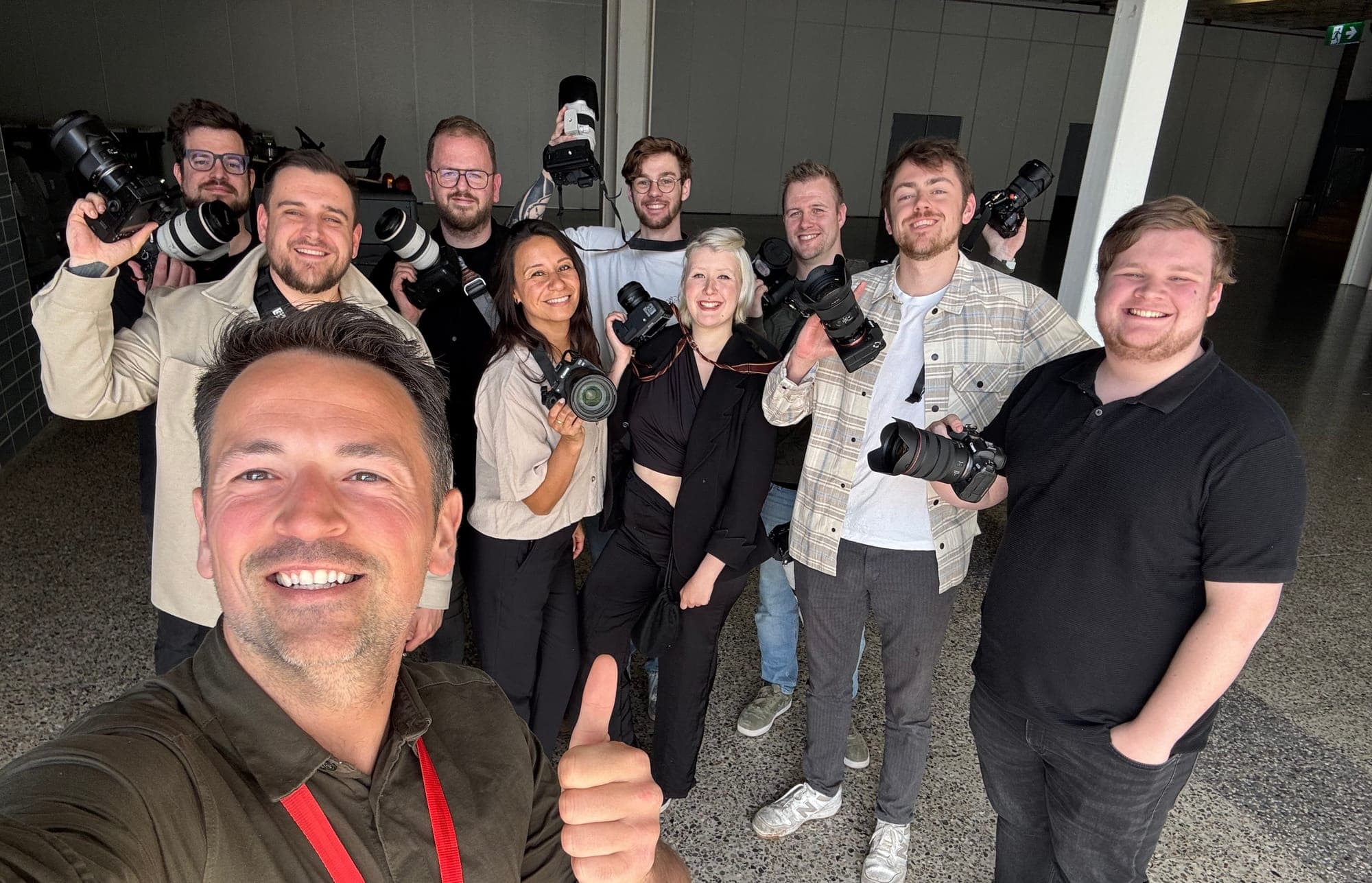 Groepsfoto van de TON Media-crew met camera’s op een klusdag