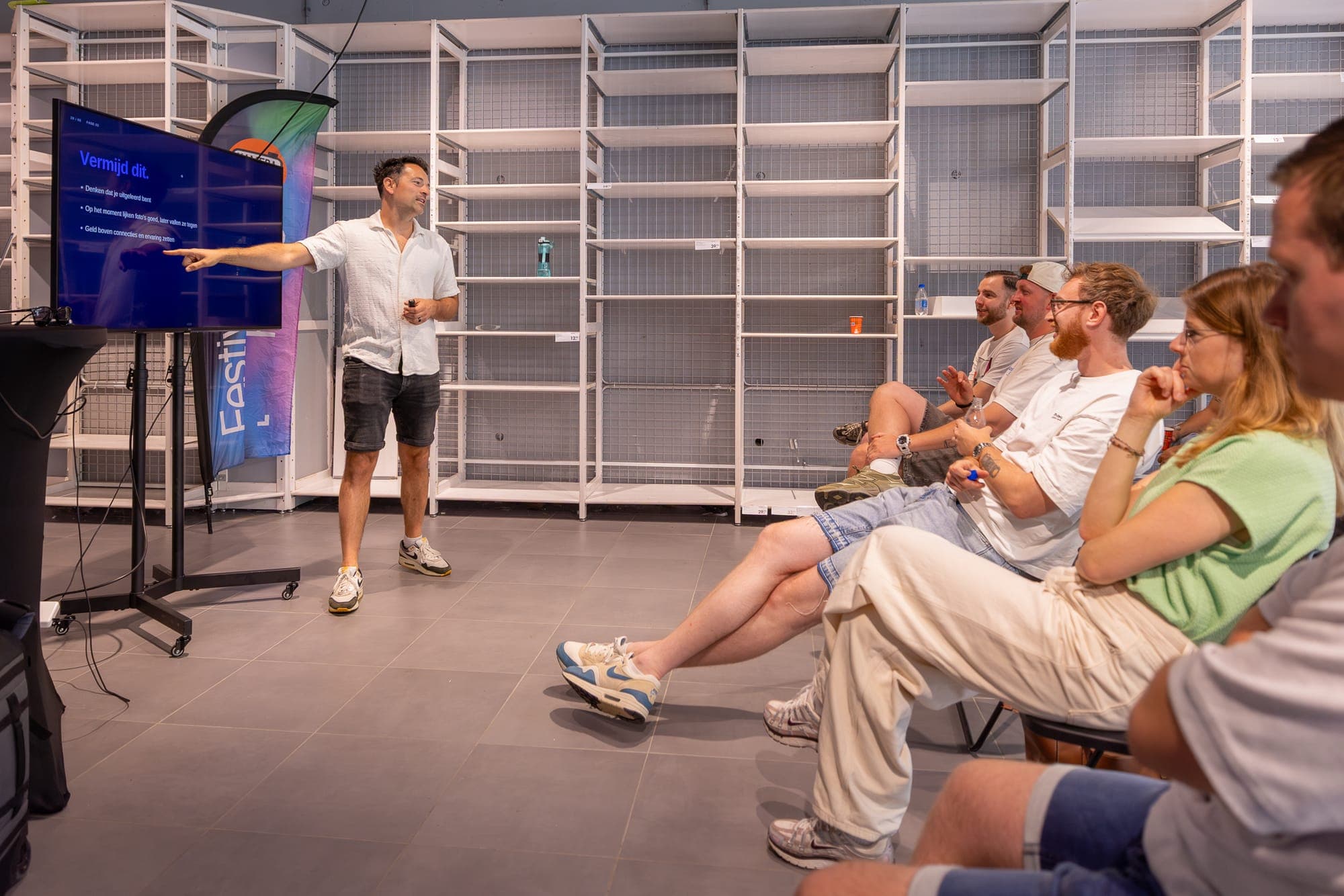 Michiel Ton geeft een masterclass eventfotografie aan een groep fotografen