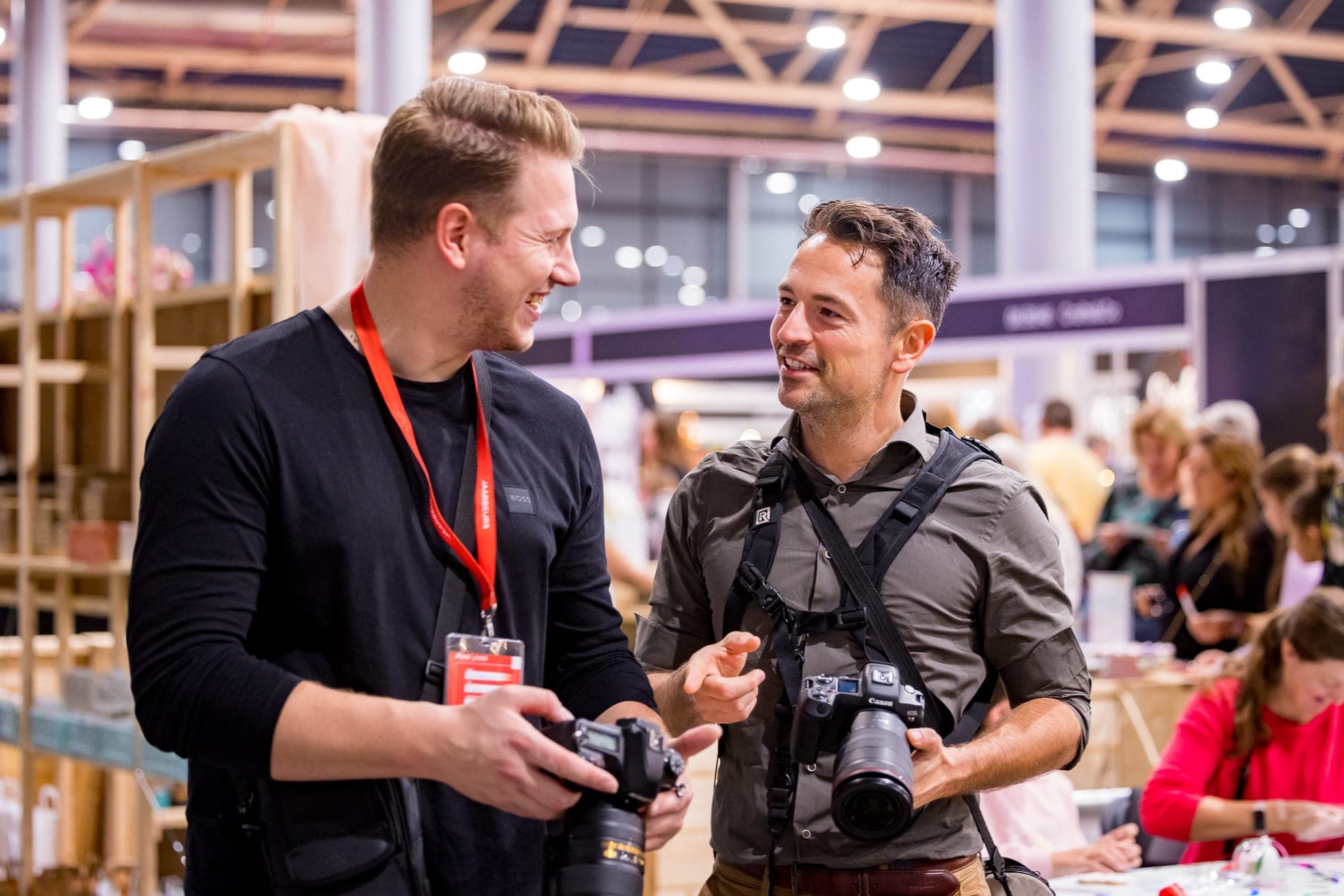Michiel in gesprek met een collega-fotograaf op de beursvloer van de Jaarbeurs