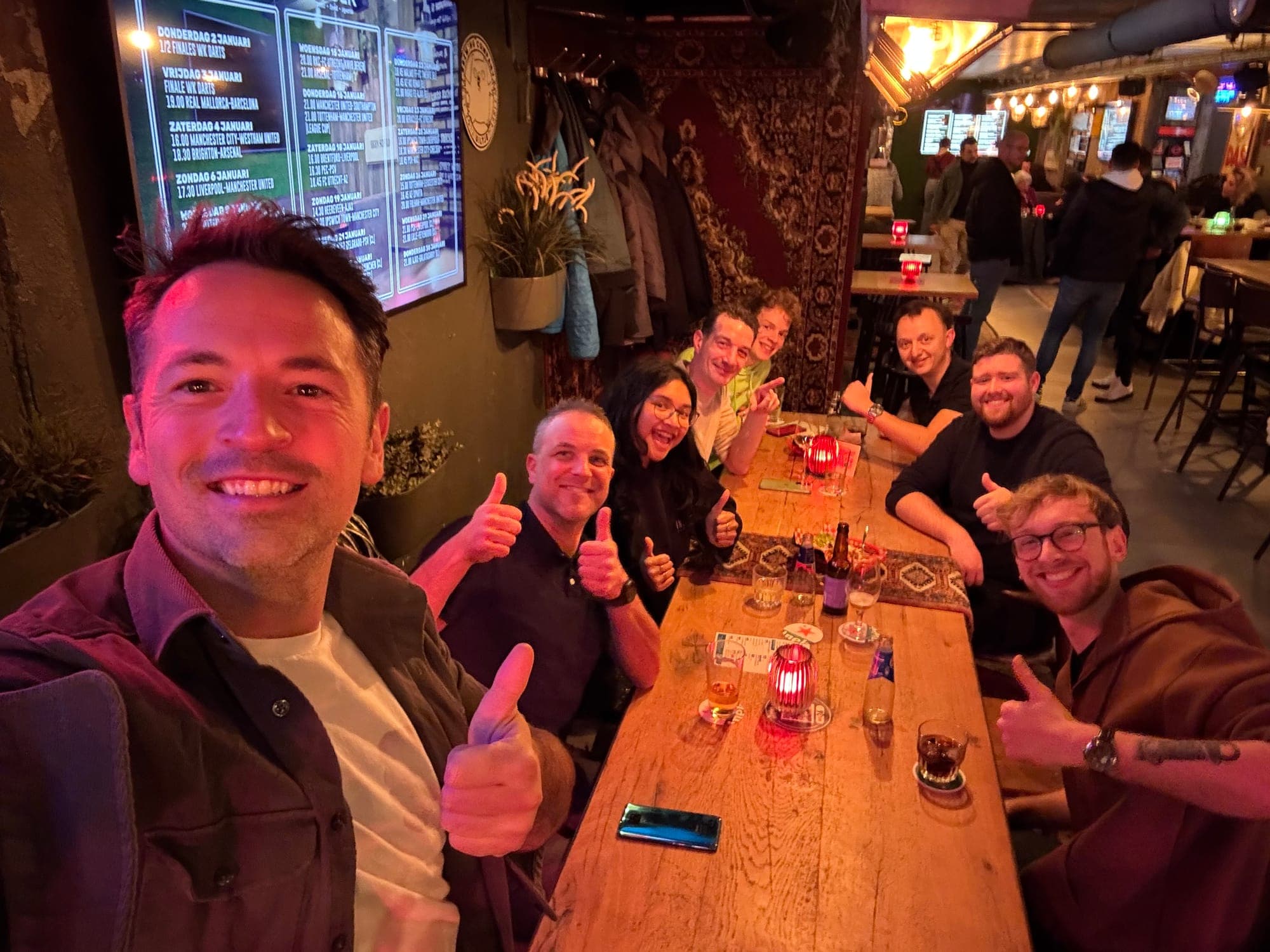 Fotografenteam ontspannen aan tafel na een klusdag