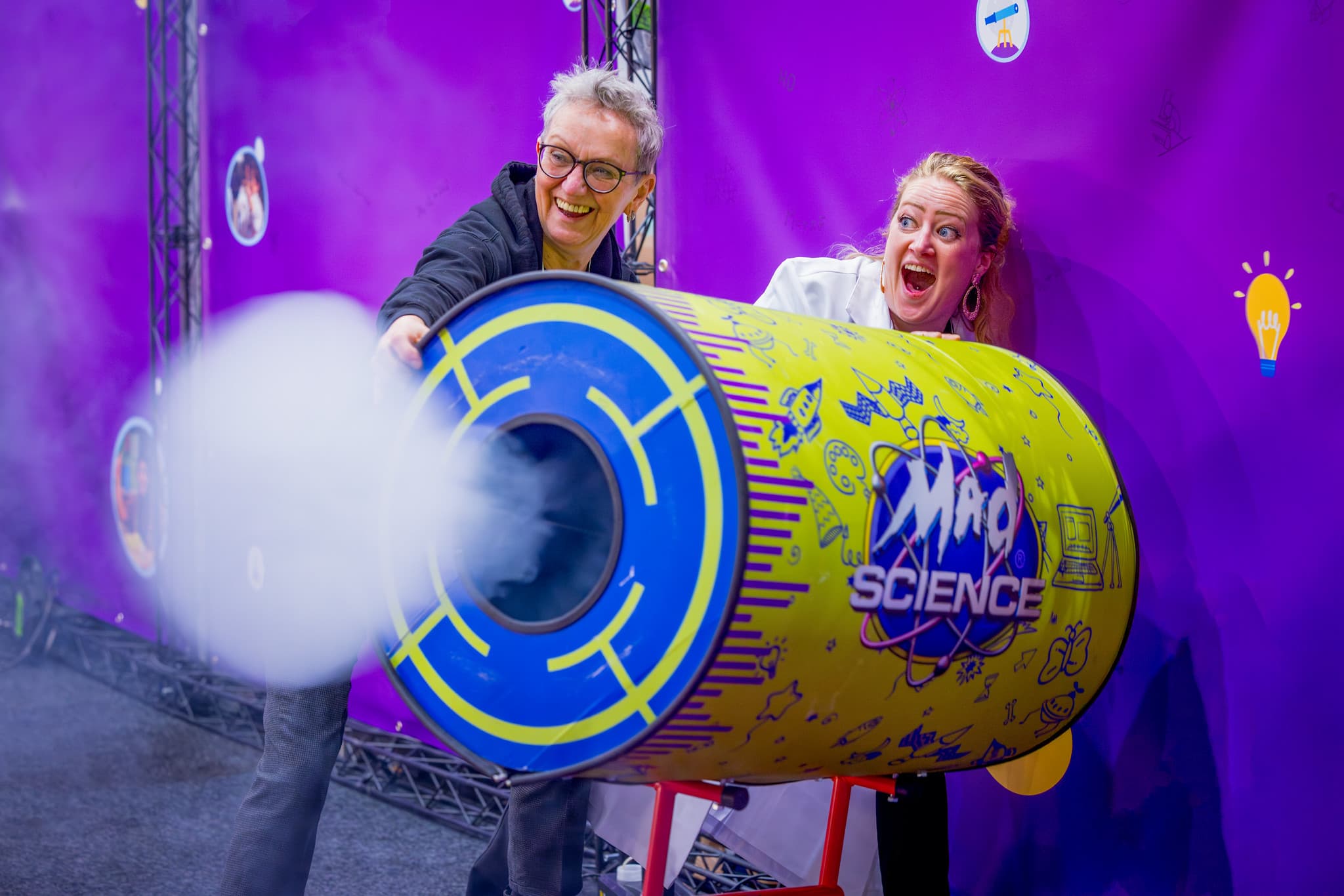 Bezoekers in gesprek bij een stand op de NOT in Utrecht