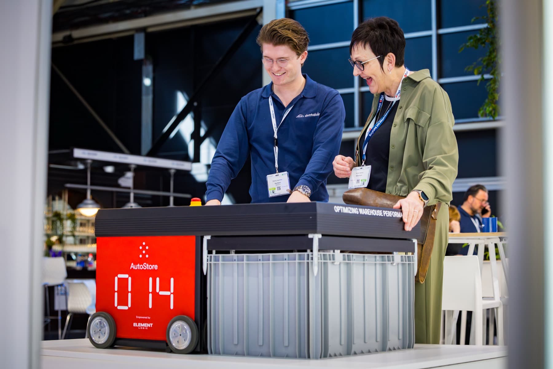 Productdemo van een AutoStore-magazijnrobot