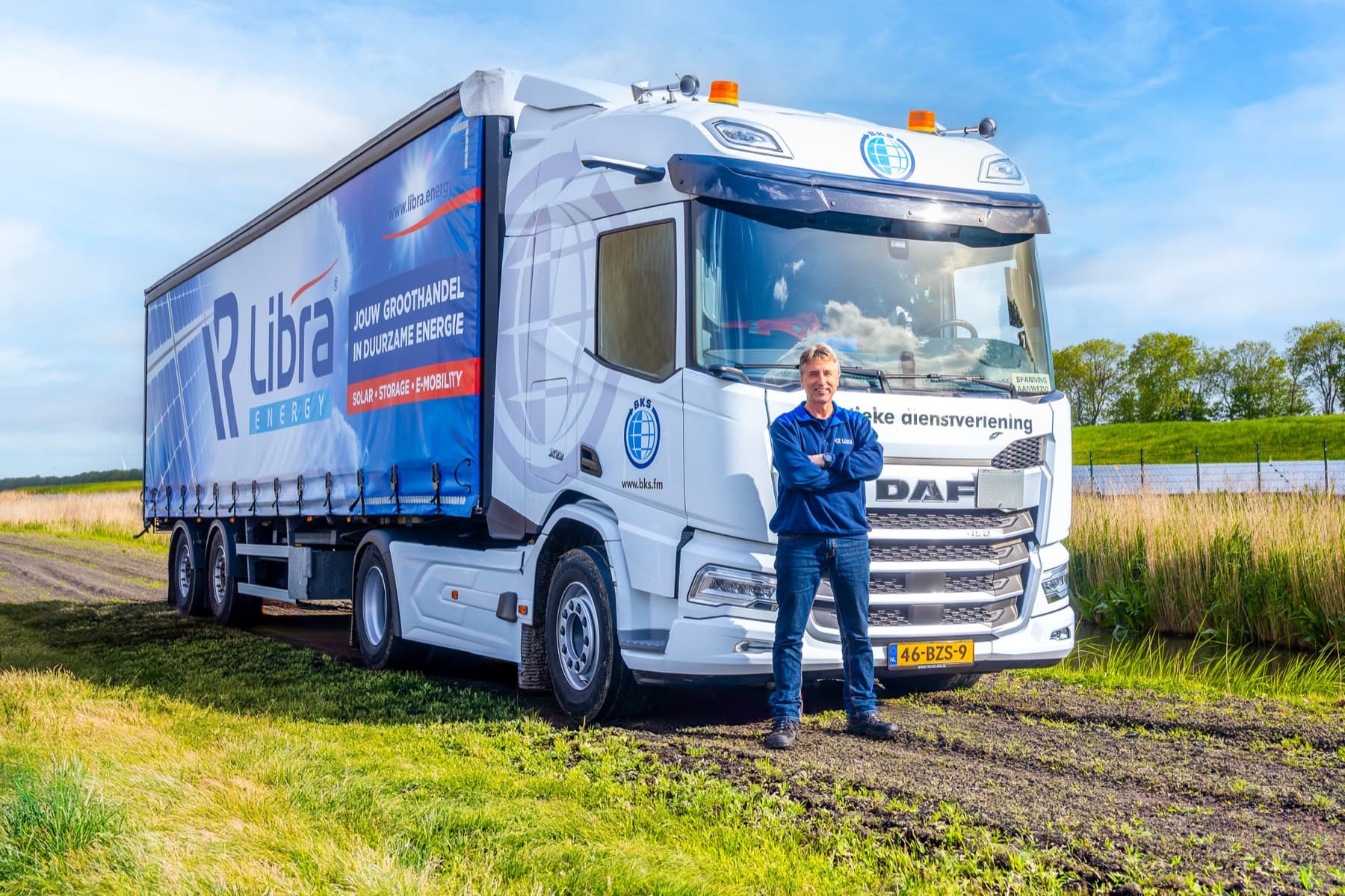 Chauffeur bij een Libra Energy-vrachtwagen