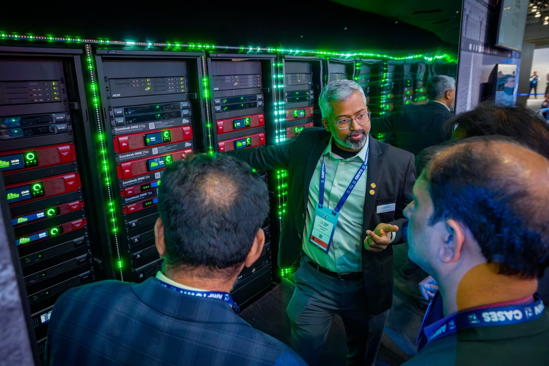 Presentatie bij groen verlichte serverracks