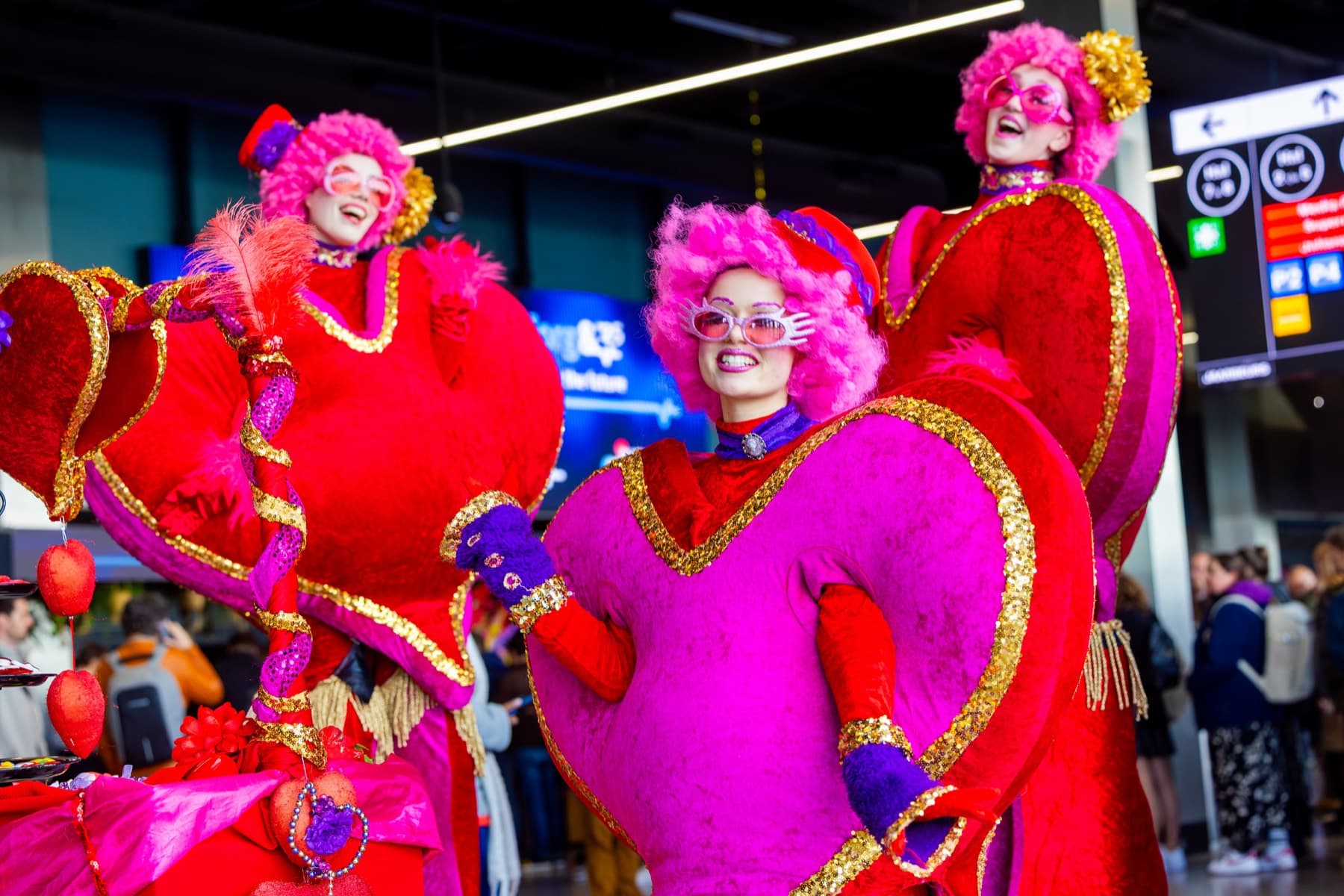 Steltloop-entertainers in kleurrijke kostuums