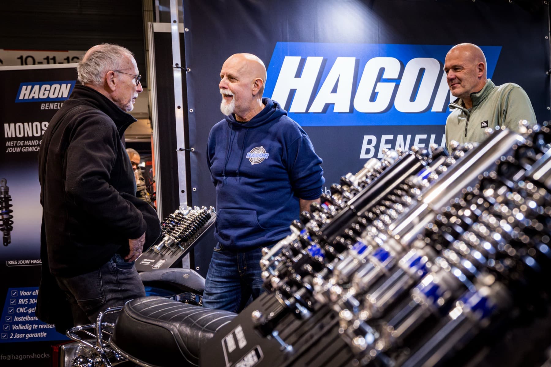 Gesprek bij de Hagon-stand met motoronderdelen