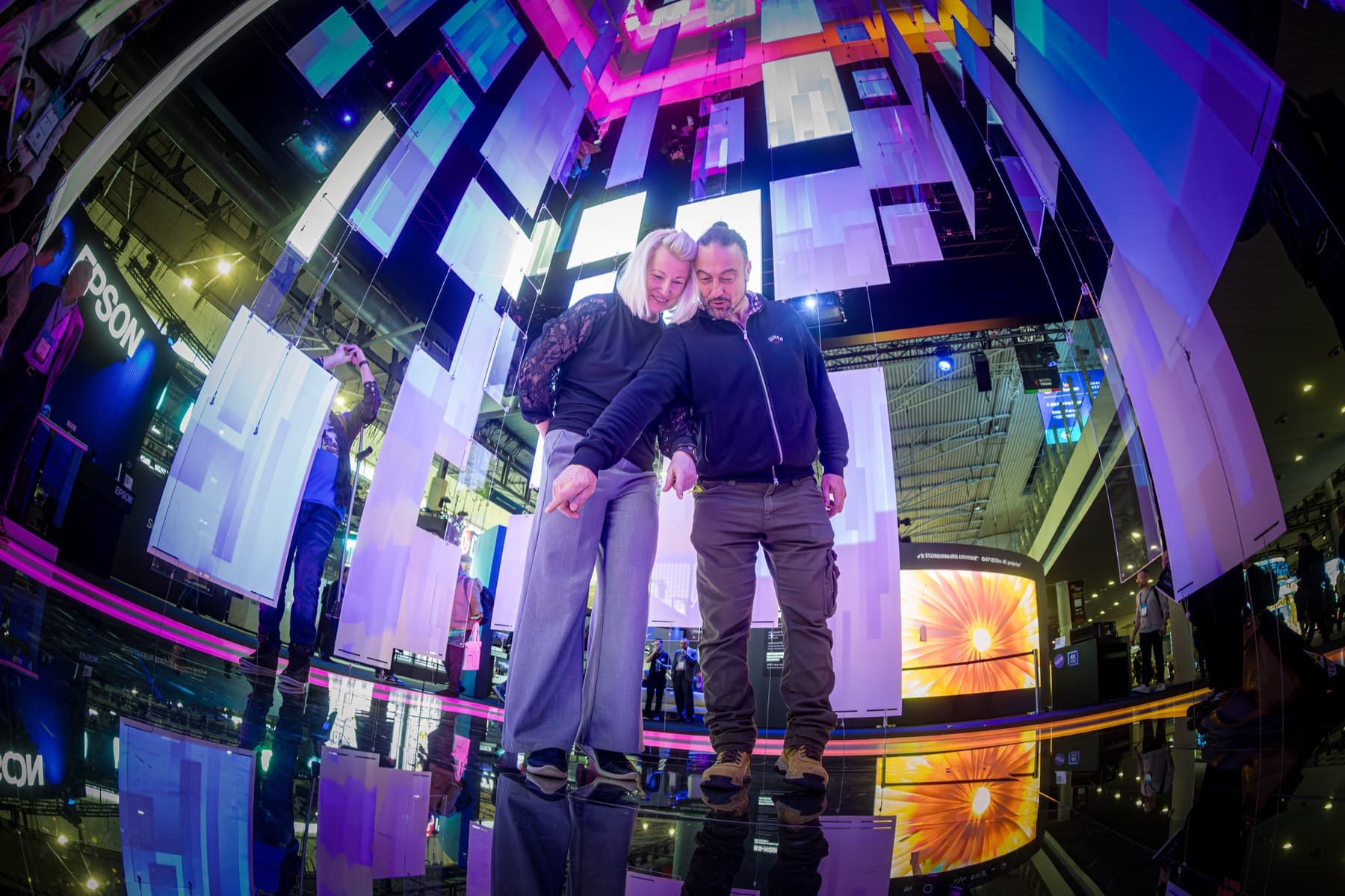 Koppel in een immersive 360-graden LED-dome