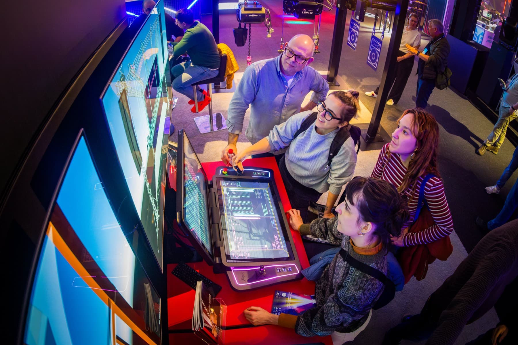 Bezoekers aan een interactieve gaming-tafel