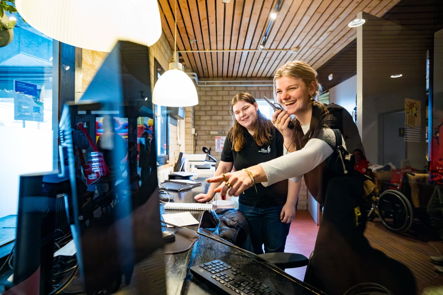 Collega's lachen samen bij de kantoorreceptie