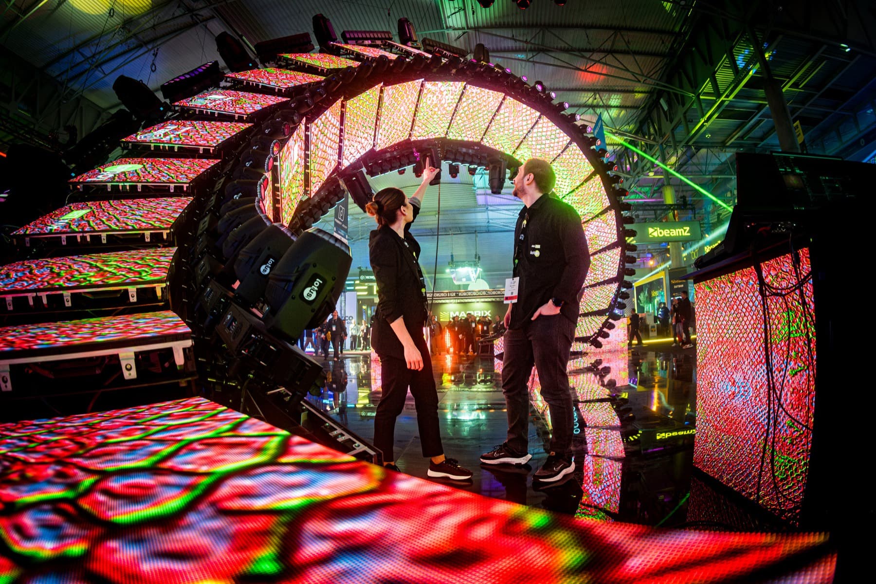 Twee mensen in een spectaculaire immersive LED-tunnelinstallatie