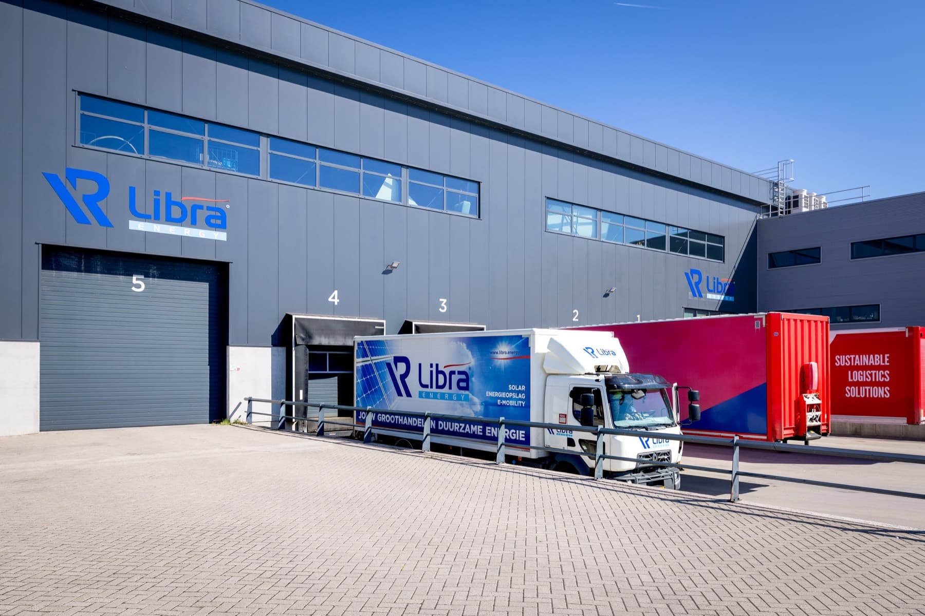 Vrachtwagen aan het laaddock van het Libra-bedrijfspand
