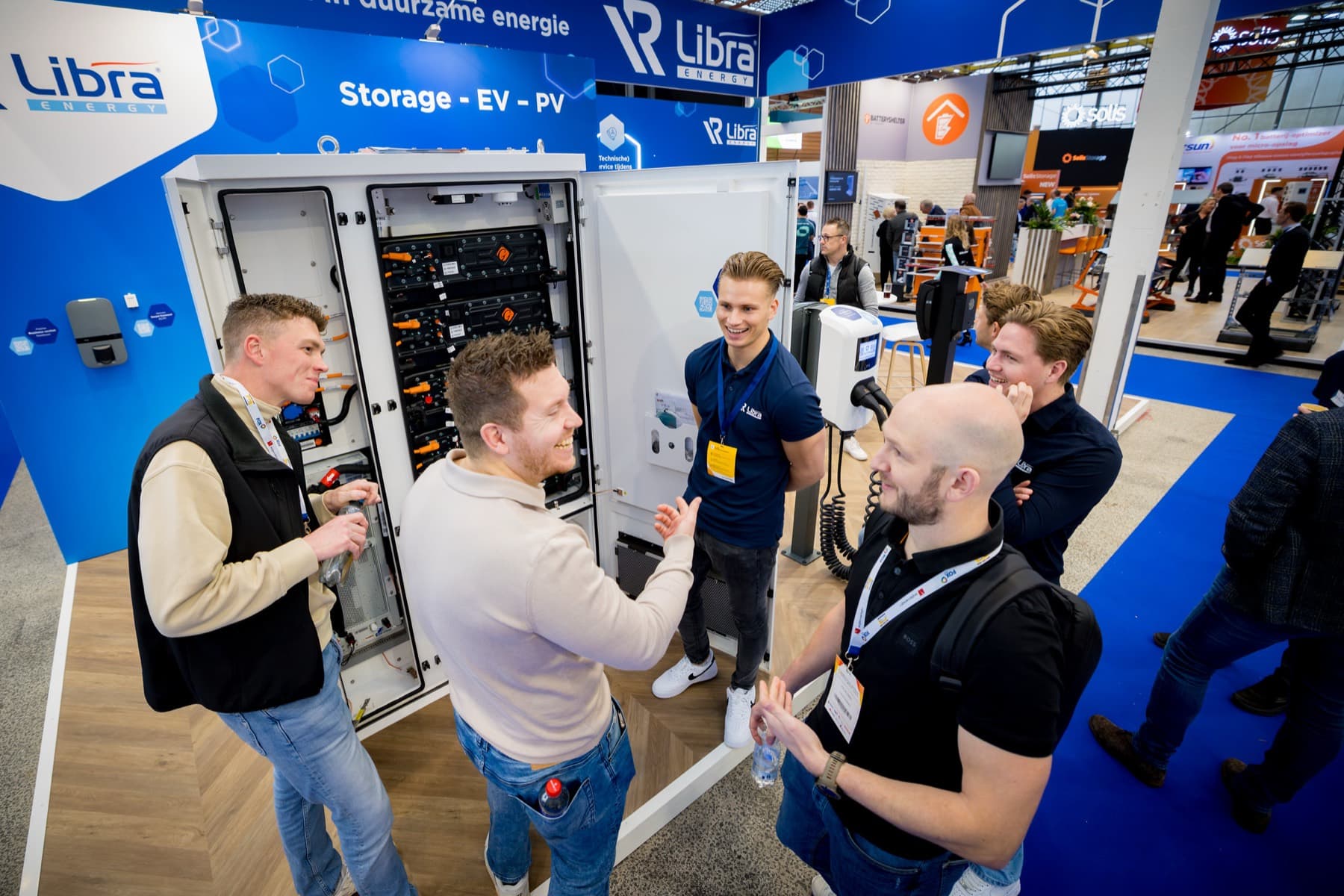 Enthousiast gesprek bij de energieopslag-stand van Libra Energy