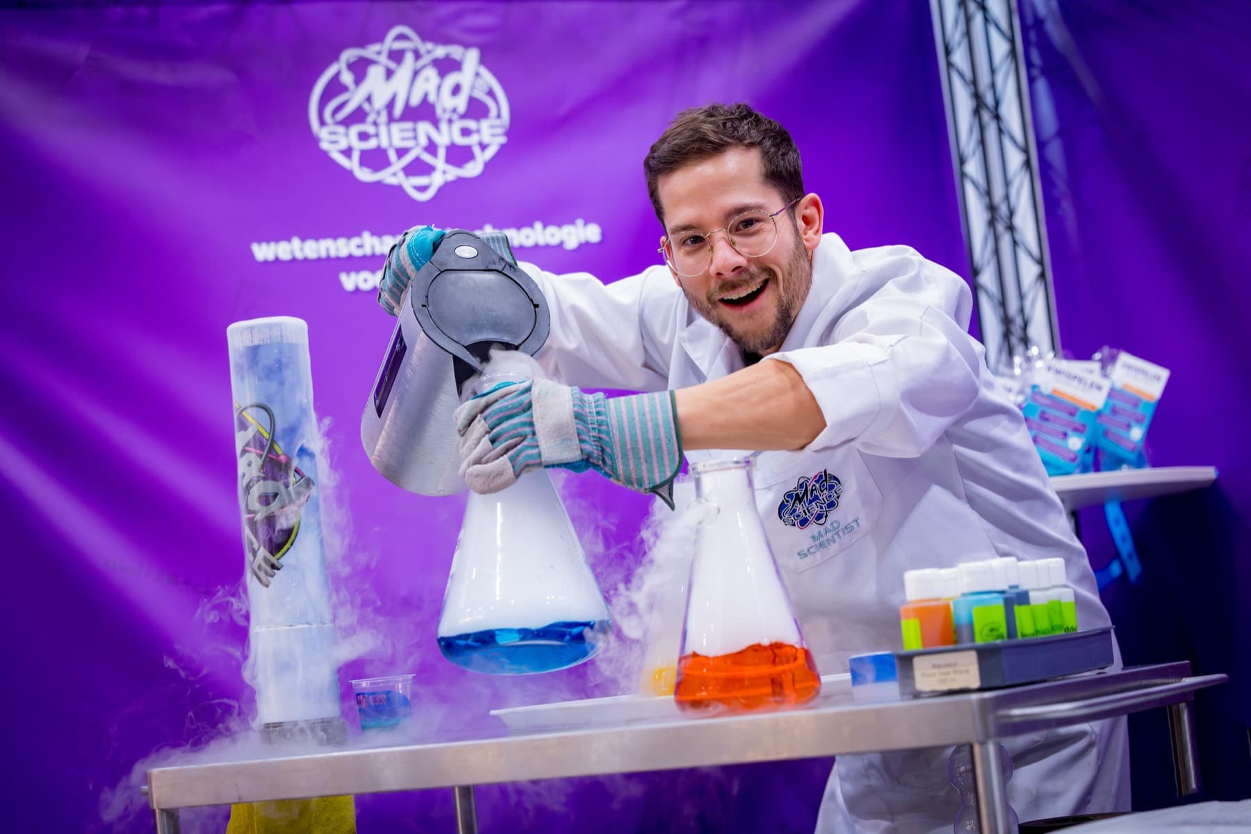 Presentator doet een experiment tijdens een science-show