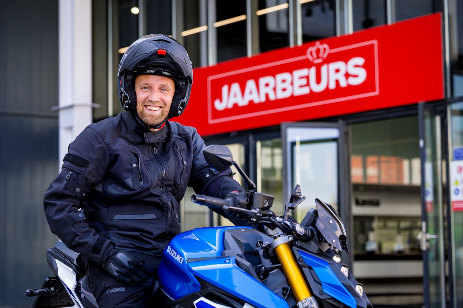 Motorrijder poseert voor het Jaarbeurs-gebouw