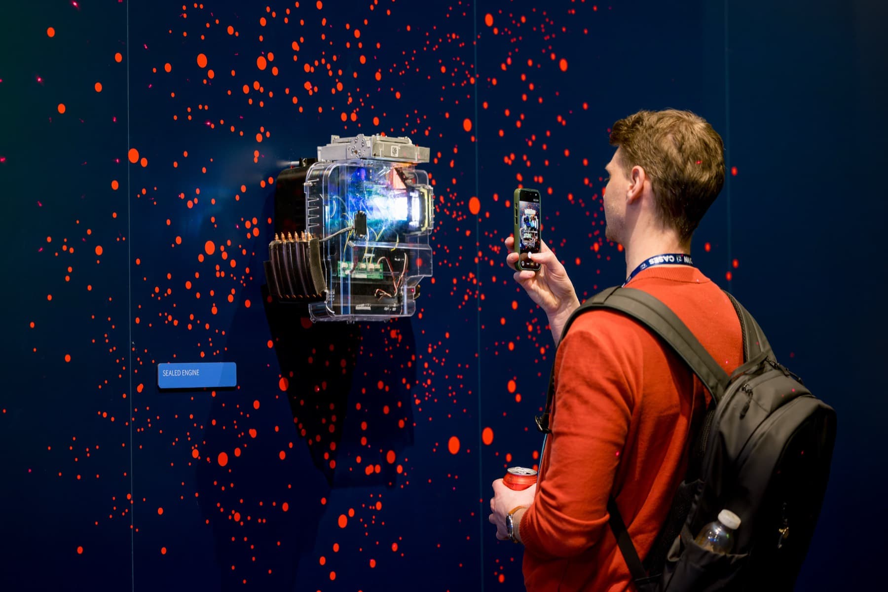 Bezoeker fotografeert een verlichte turbine-installatie