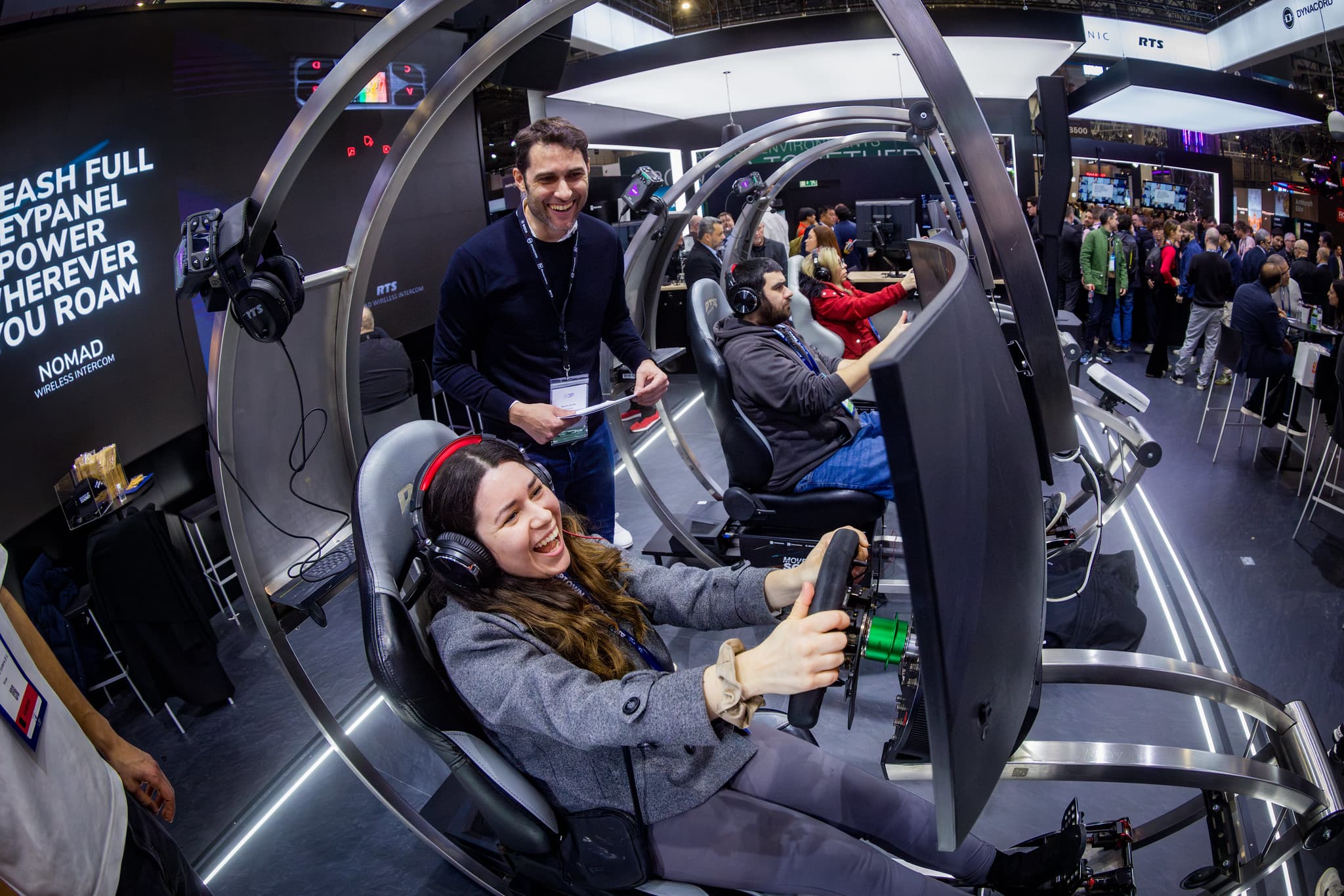Vrouw lacht in racesimulator op ISE beurs