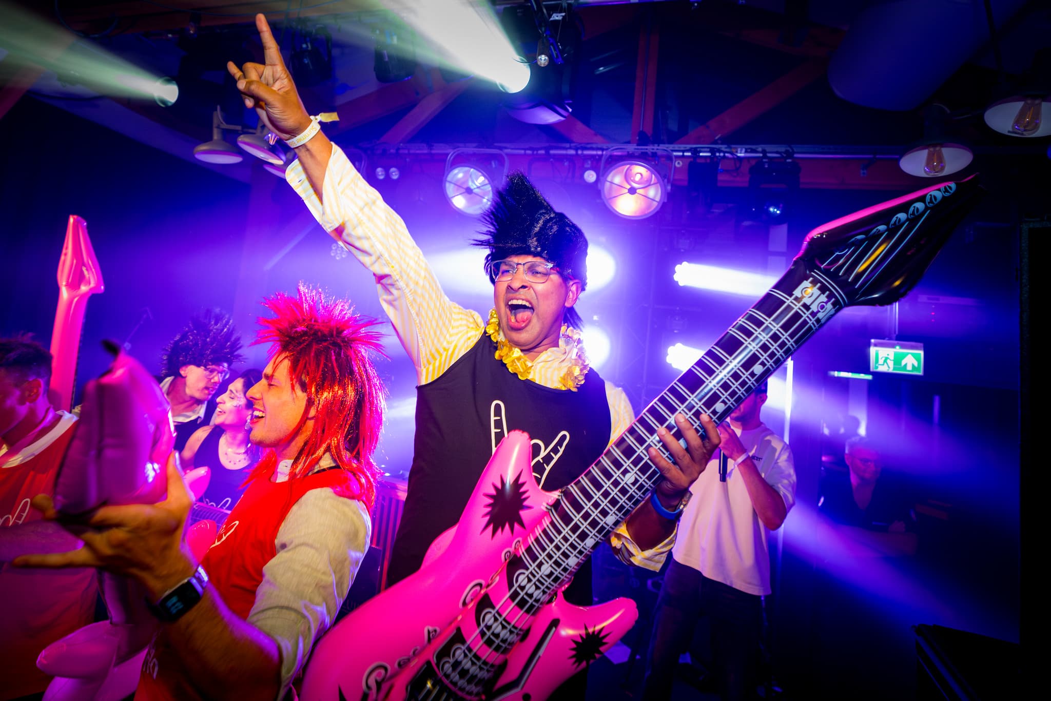 Performer met opblaasbare gitaar